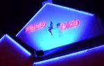 Kenzo Club engage serveuse
