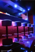 Kenzo Club engage serveuse