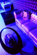 Kenzo Club engage serveuse